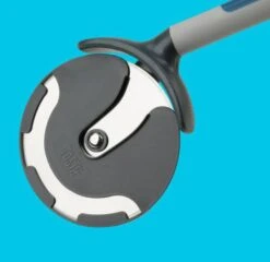 Roulette à Pizza Géante -Cuisine À La Maison 0a02d5e6edb64afda79999159fd7d92d.cropped 308 316 589 572.processed