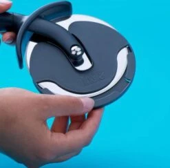 Roulette à Pizza Géante -Cuisine À La Maison cacf418ef8b249fb93573b82f72bbf4b.cropped 301 312 589 580.processed