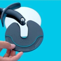 Roulette à Pizza Géante -Cuisine À La Maison f1df91322afd46e6b1e5c791bf0a554c.cropped 303 299 585 585.processed